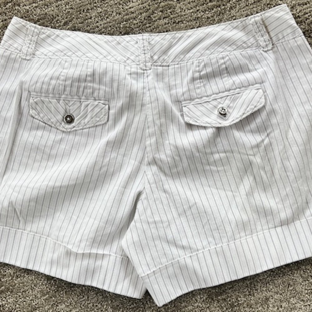 White House Black Market White with Black Pinstripe Size 10 Shorts - Picture 5 of 5